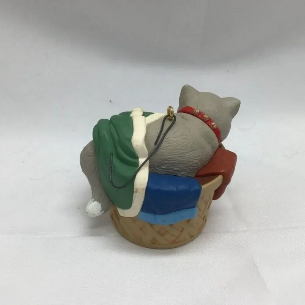 Hallmark Christmas Ornament Cat In Basket 1998 Vintage Holiday Kitty Kitten