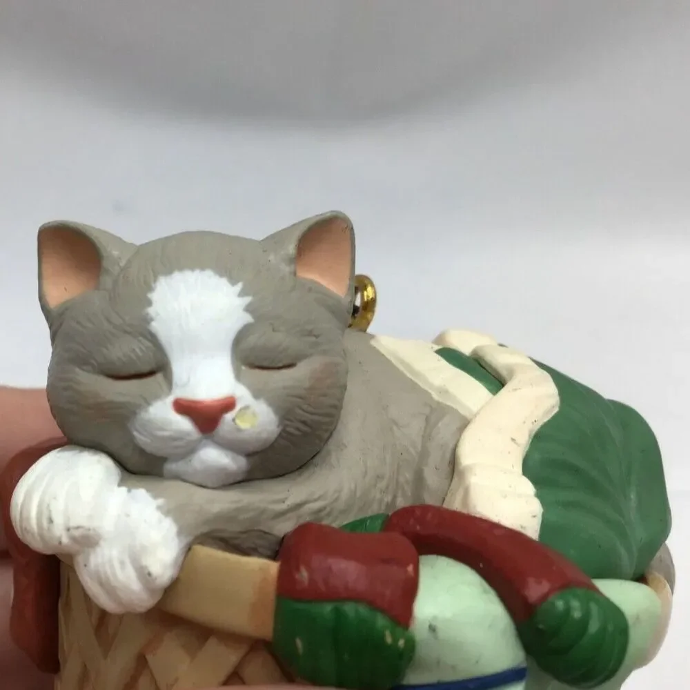 Hallmark Christmas Ornament Cat In Basket 1998 Vintage Holiday Kitty Kitten