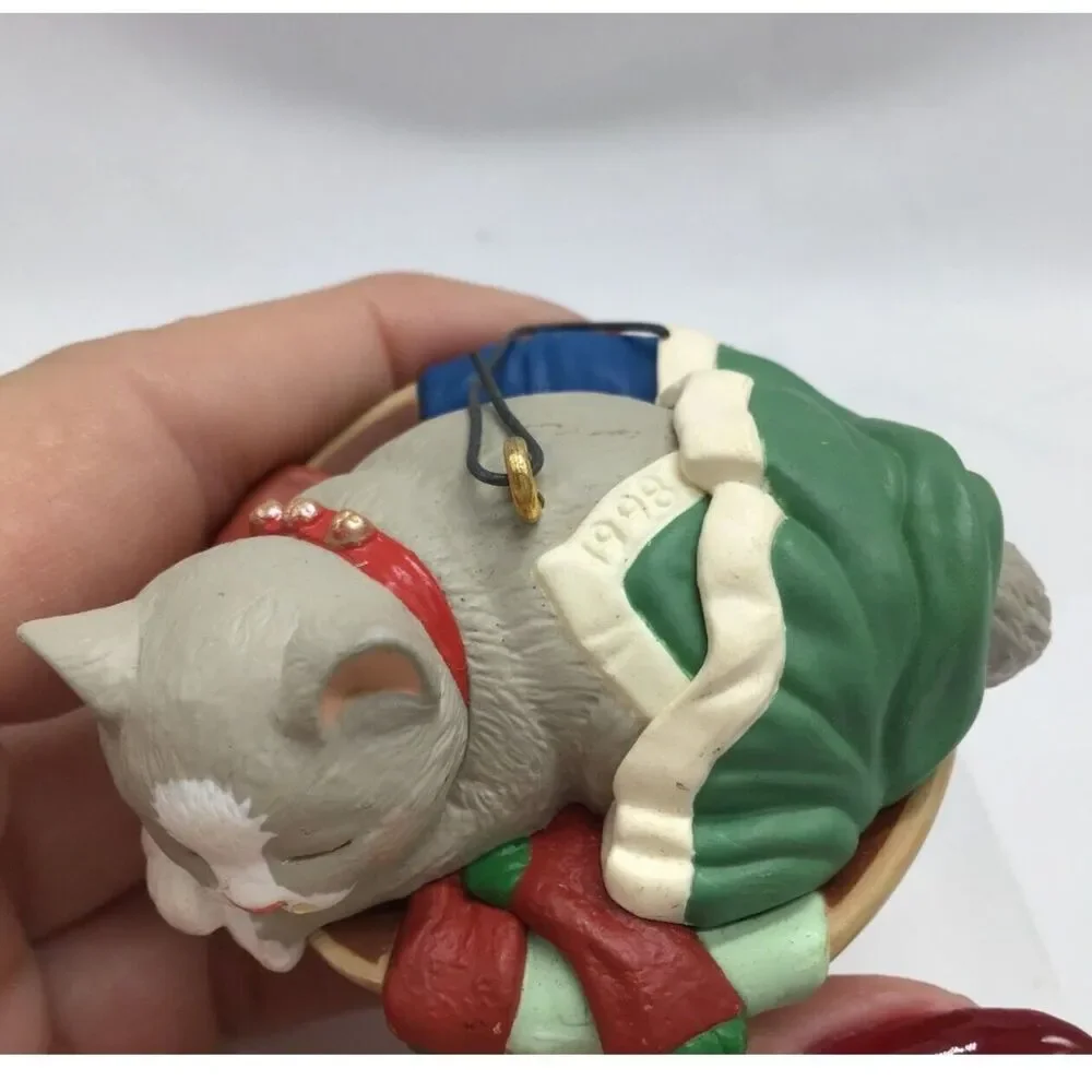 Hallmark Christmas Ornament Cat In Basket 1998 Vintage Holiday Kitty Kitten