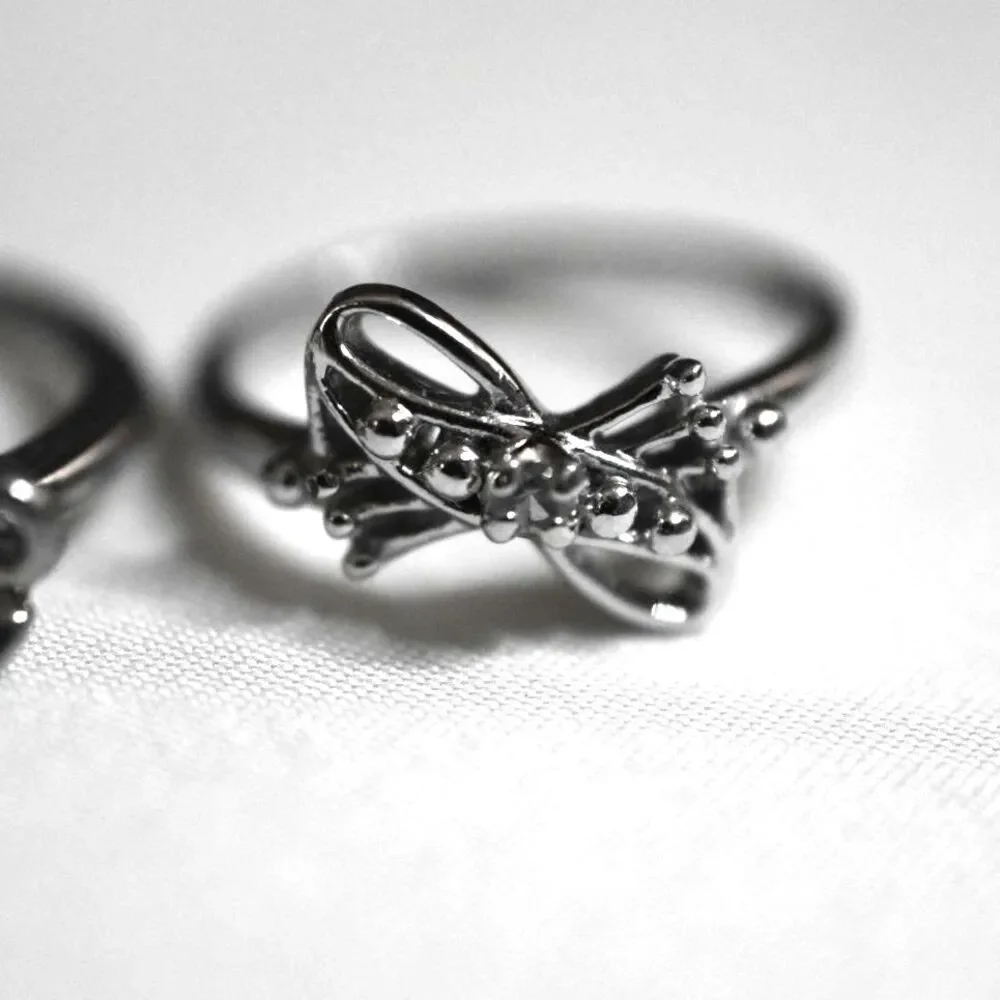 Source Unknown set trendy