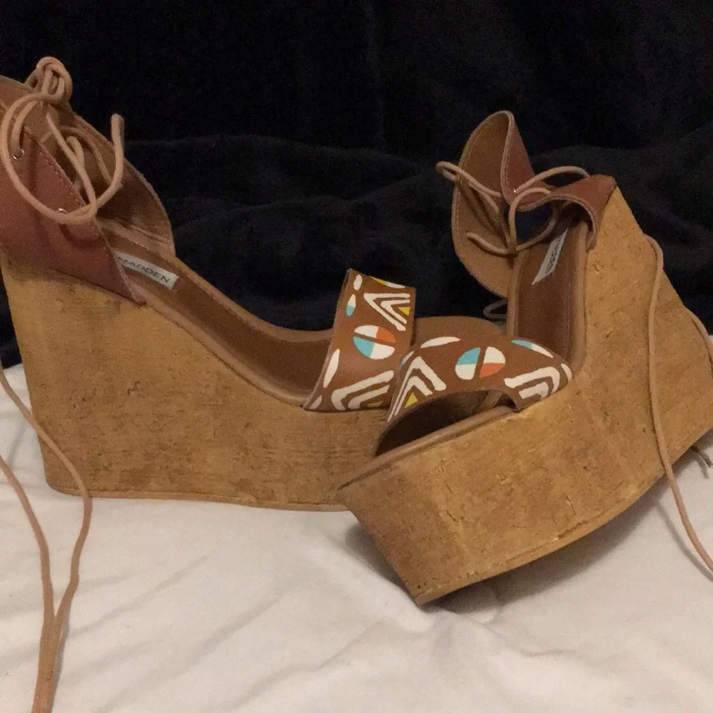 Steve Madden Bikini style woman’s cork look leather wedge lace up sandal size 9