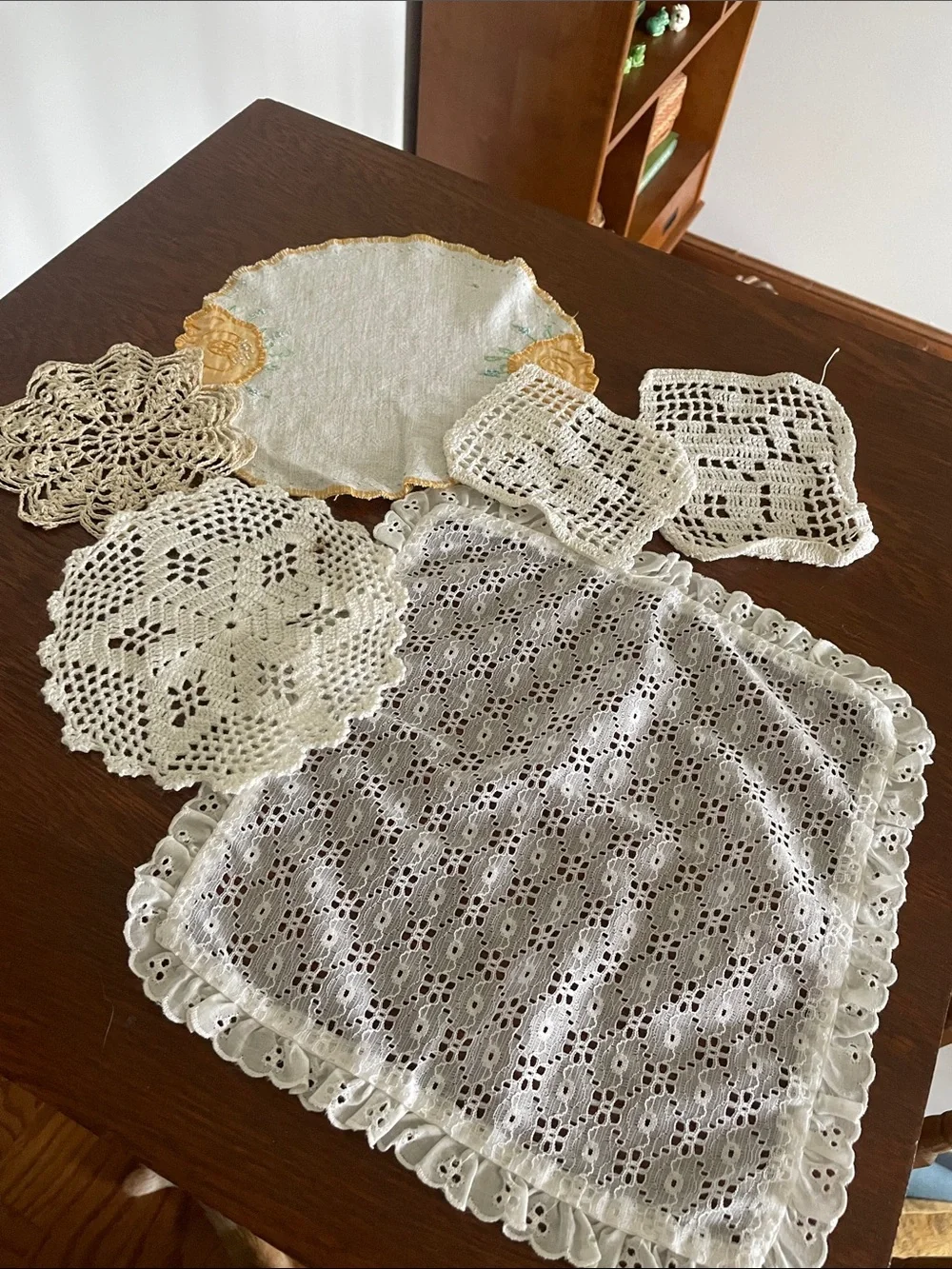 Vintage lot of doiles