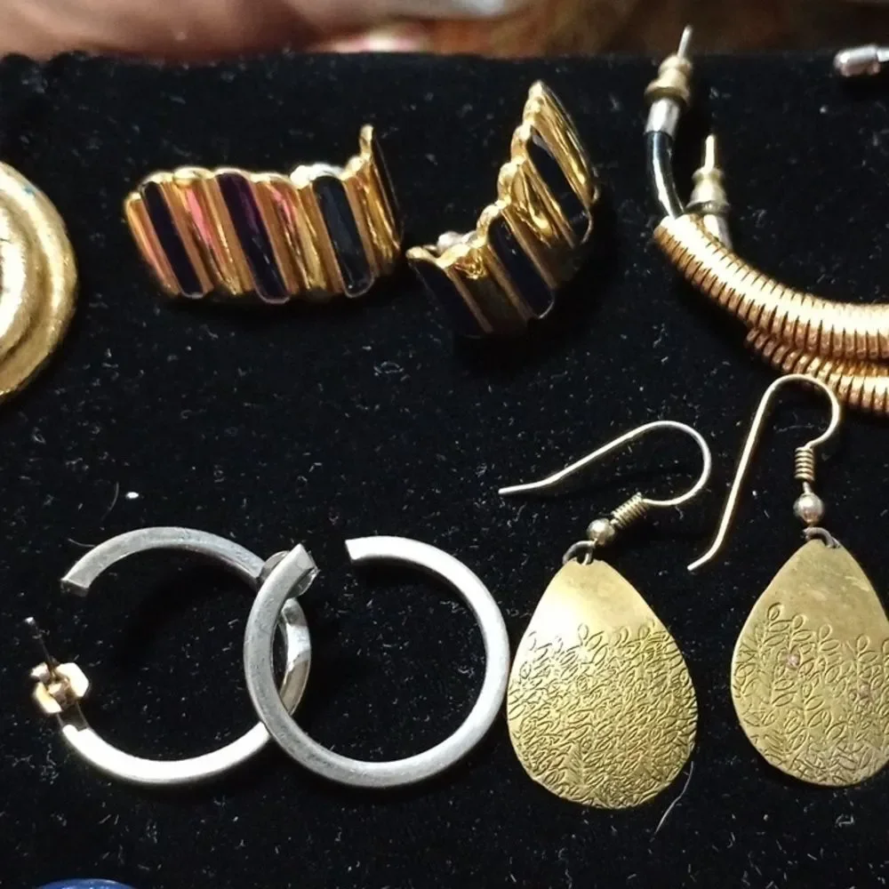 Unbranded well earrings lot