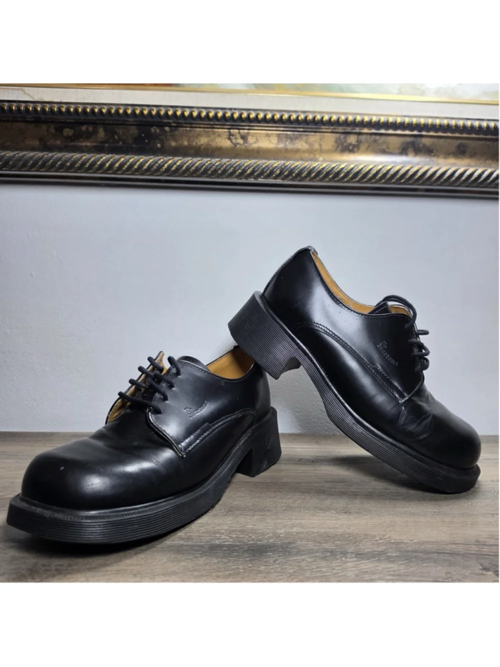 Dr. Martens women details black