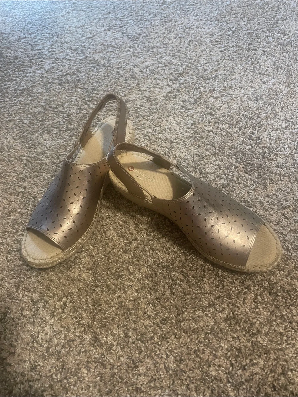 Clark’s Petrina Gail Metallic Gold Espadrille Wedge Sandals size 7.5