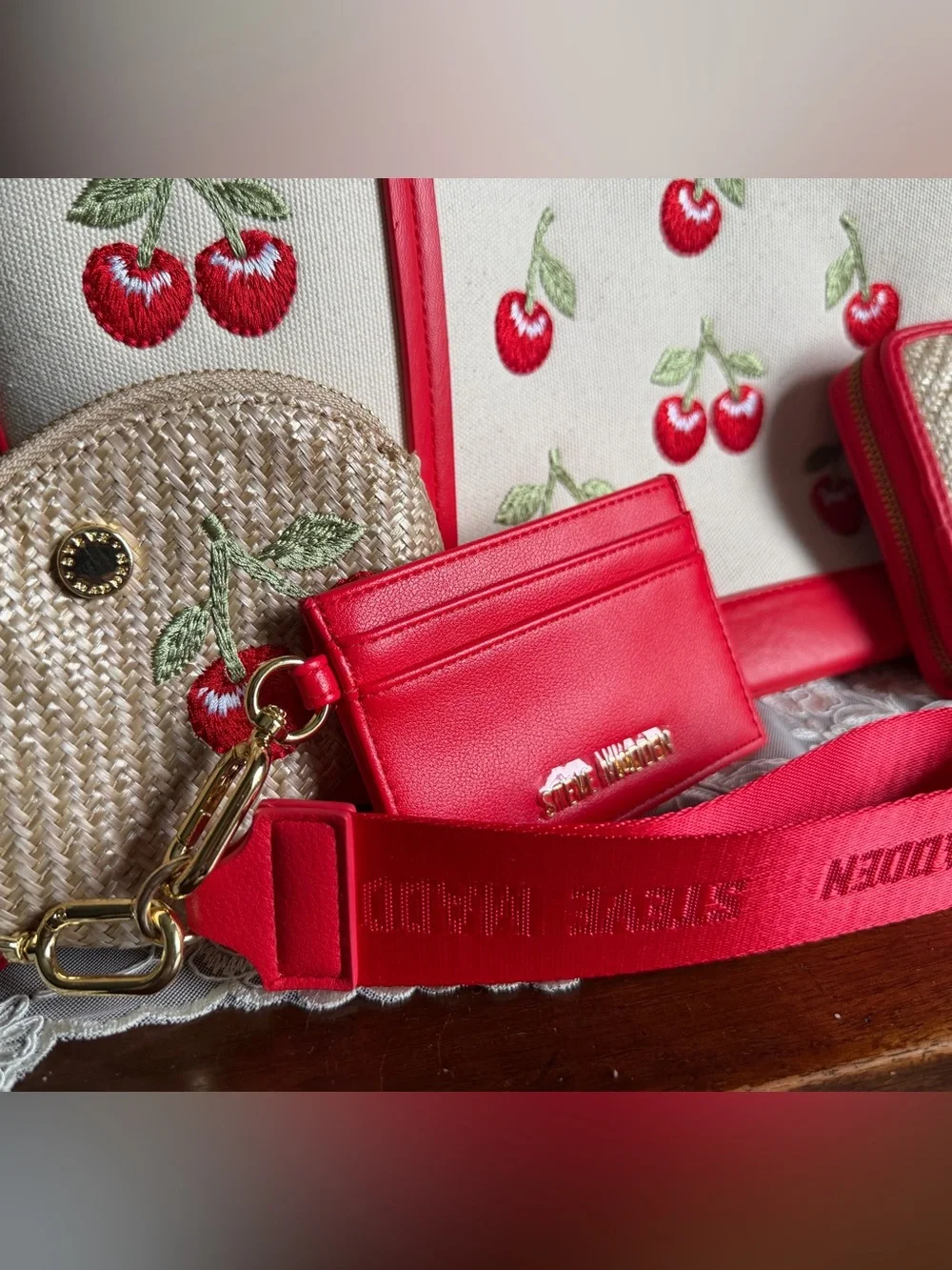 Steve Madden wristlet white