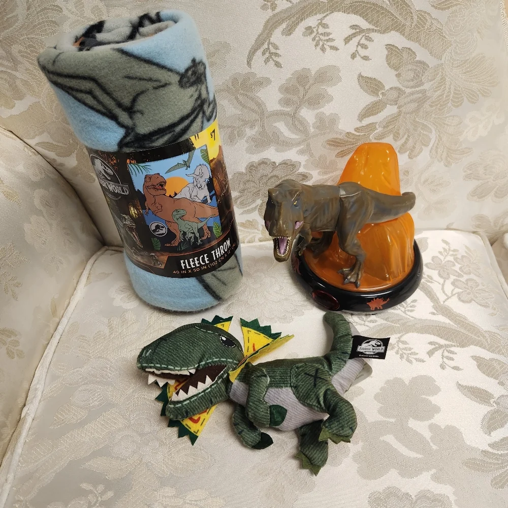 Jurassic World Lot Night Light 3D T REX Dinosaur Fleece Throw And Plush W/ Sound