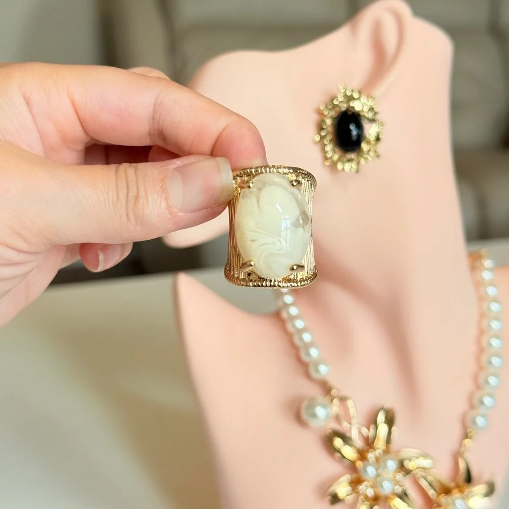 Zara white band prong