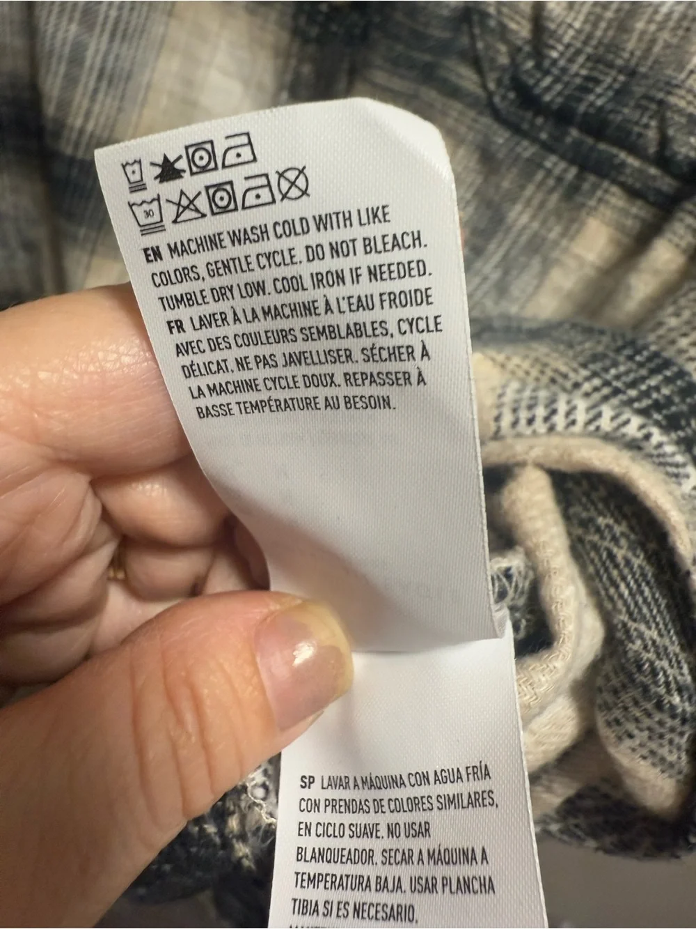 American Eagle Cream and Black Plaid Shirt size M