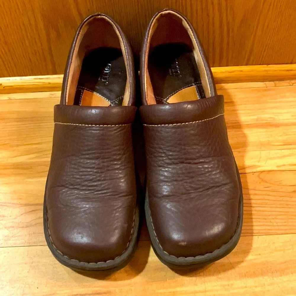 Born size 39 / 8 slip on brown pebbled leather 2.25” wedge shoes loafers EUC
