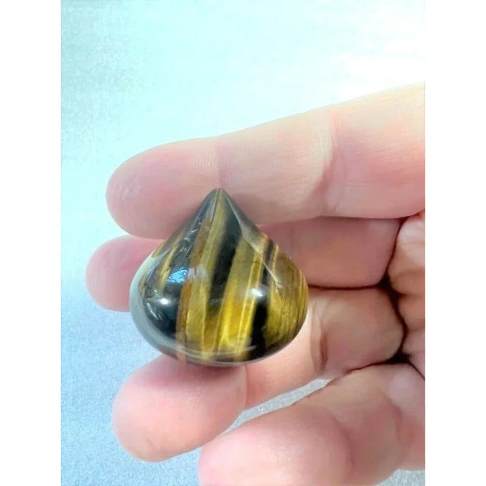Kiss Carving - Tiger Eye