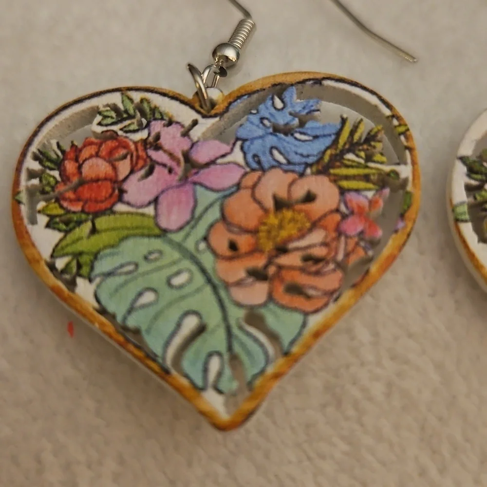 Vintage 1980s Floral Tropical Wood Heart Drop Earrings