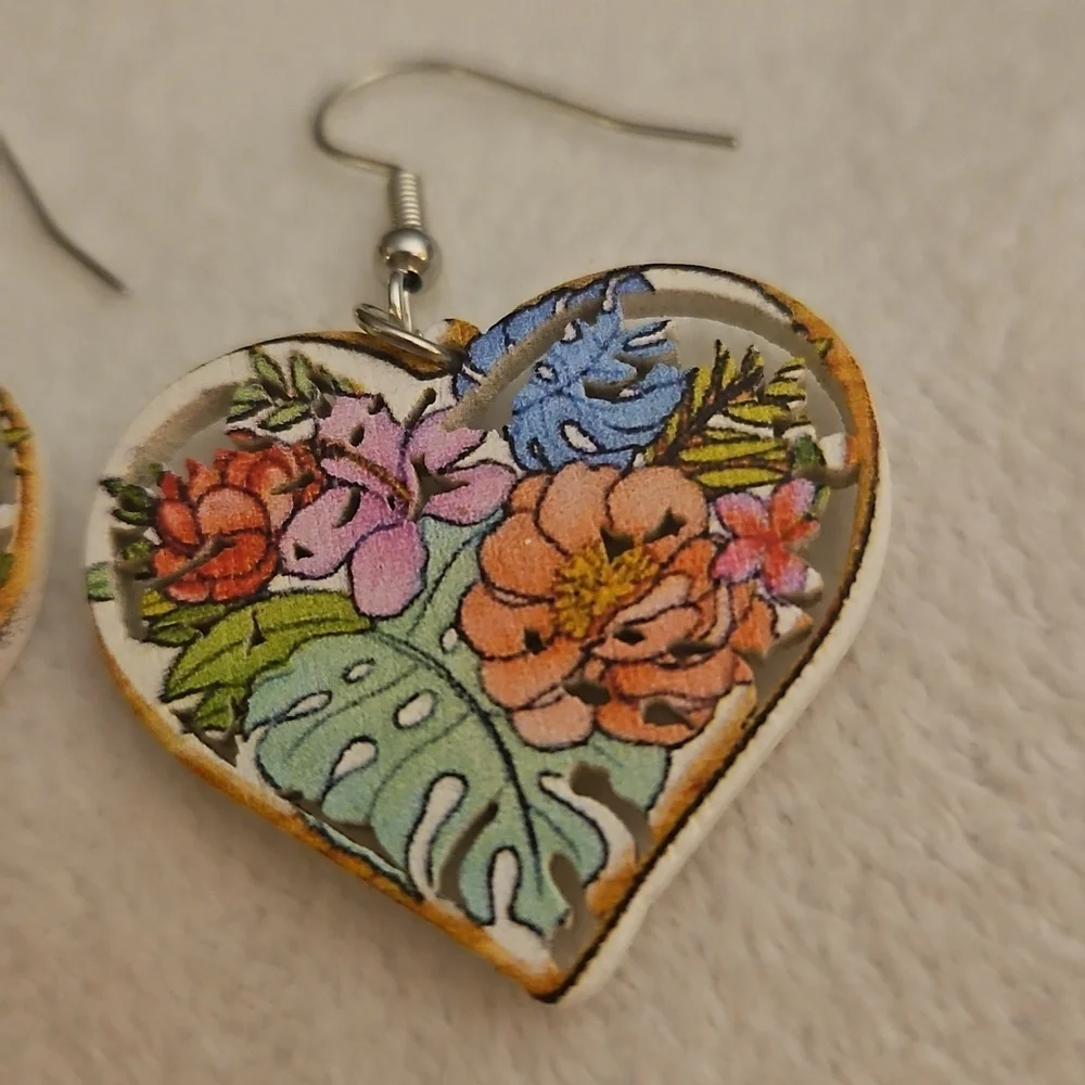 Vintage 1980s Floral Tropical Wood Heart Drop Earrings