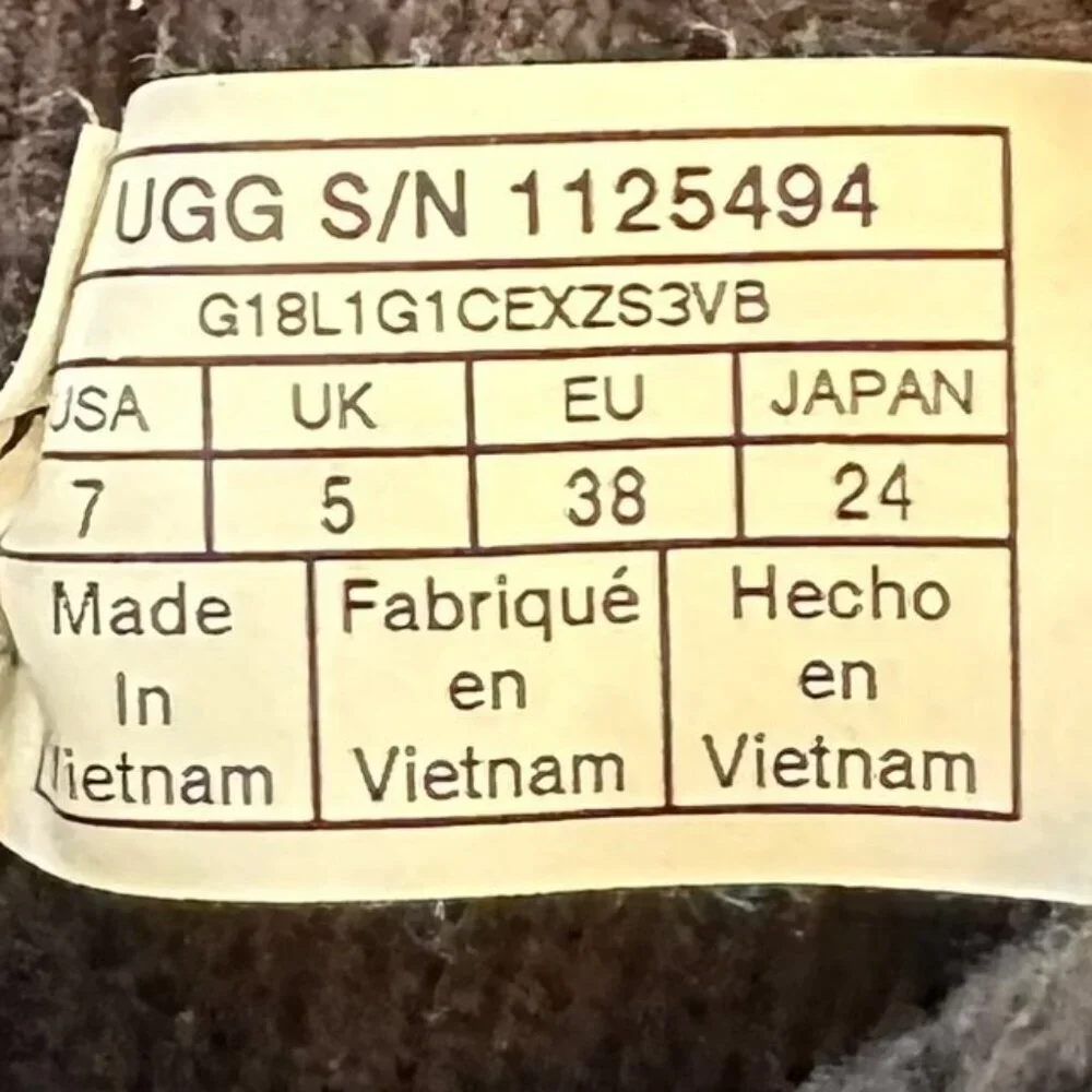 UGG shaina black
