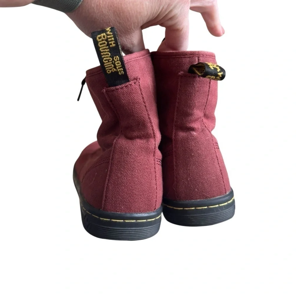 Dr. Martens grooved dna features
