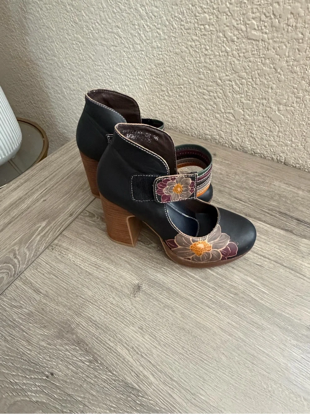 N/A elegant vintage