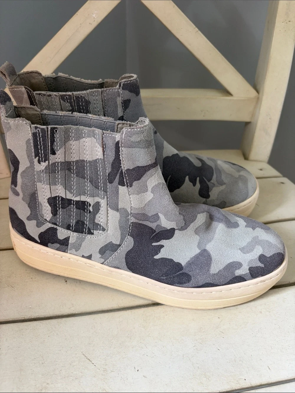 J Slides casual slip