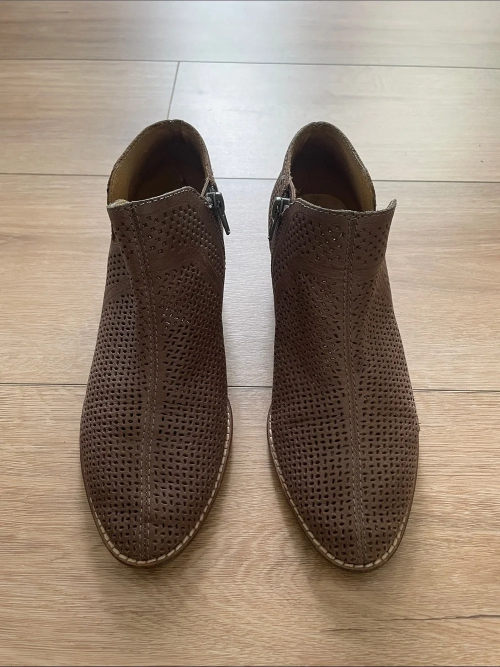 Lucky Brand stacked breathable leather