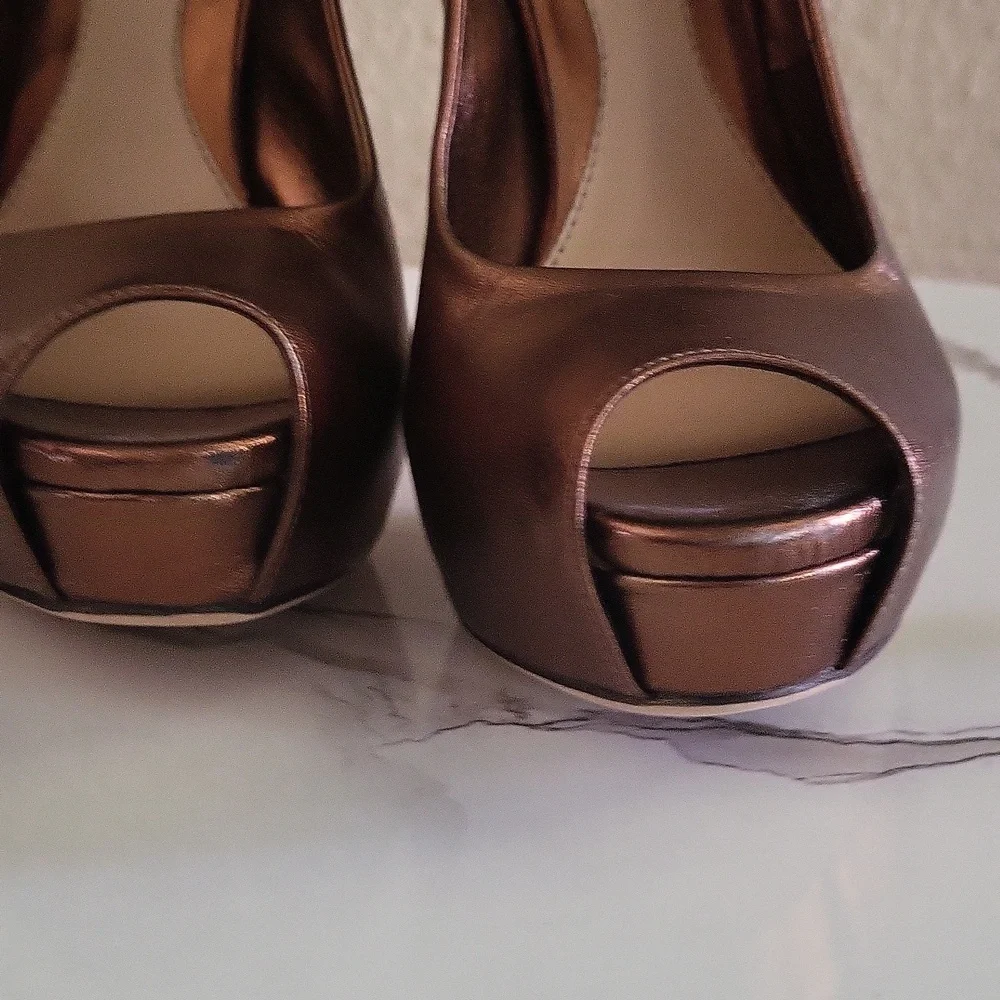 Gucci not bronze signs