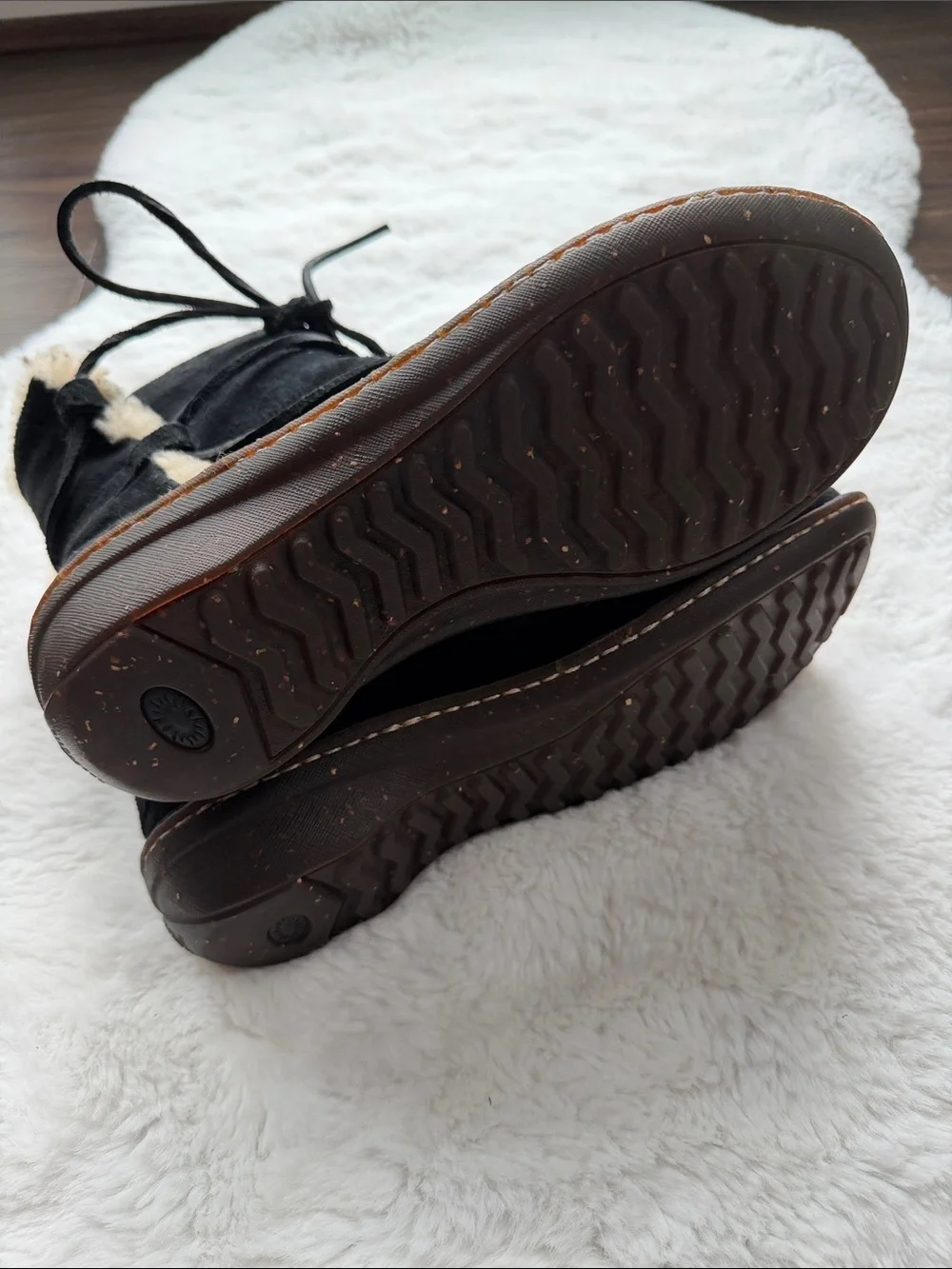 UGG cozy black
