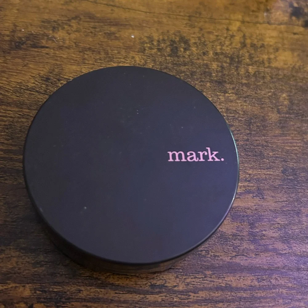 mark. Cream-to-Tan Bronzer & Contour Compact