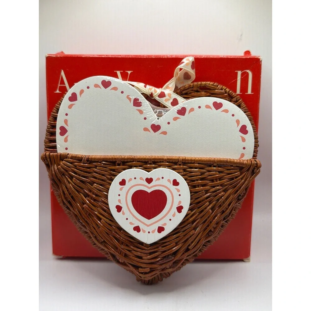 NIB VTG Avon Country Hearts Scented Notes Brown Heart‎ Wicker Basket Stationery