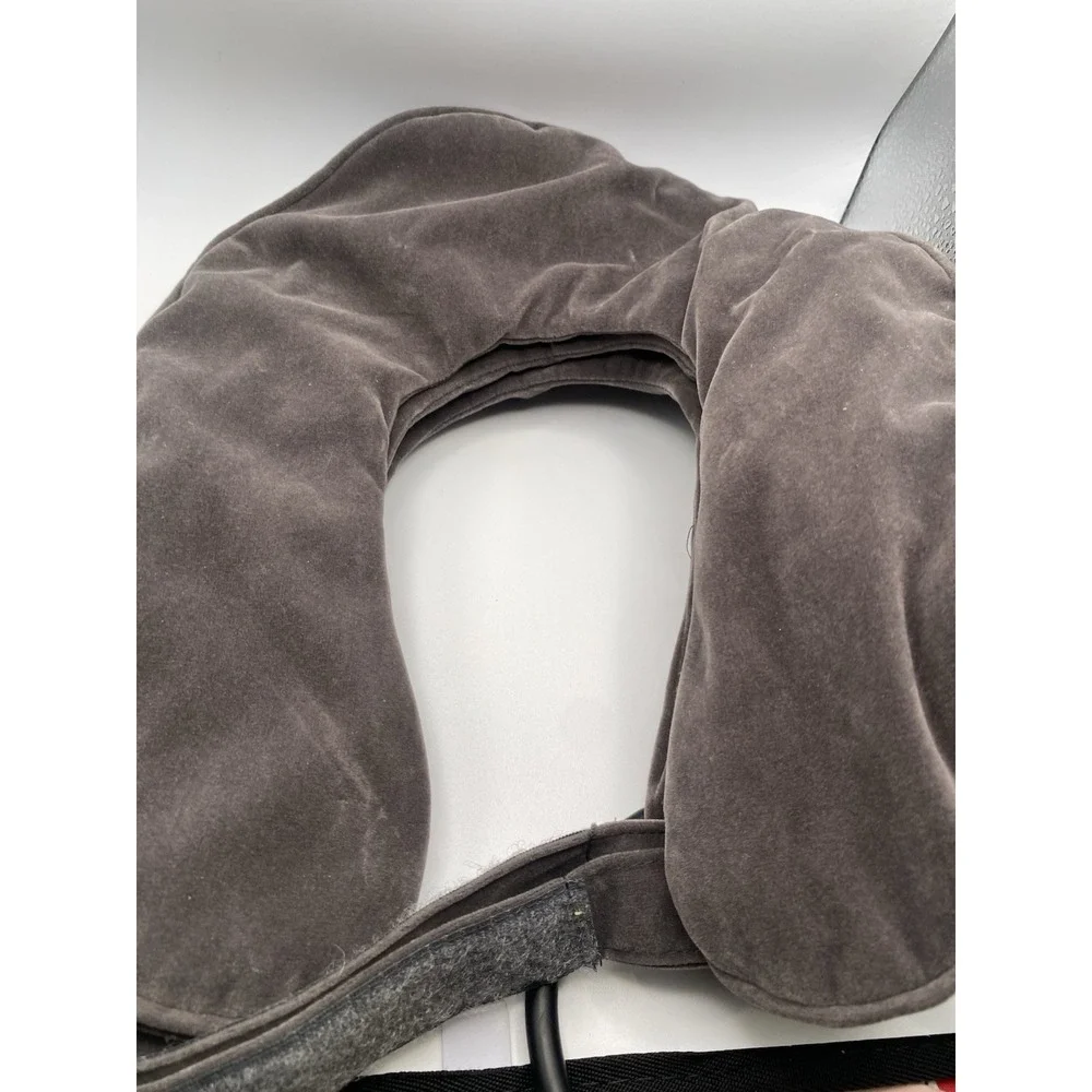 The Unbranded Brand inflatable neck