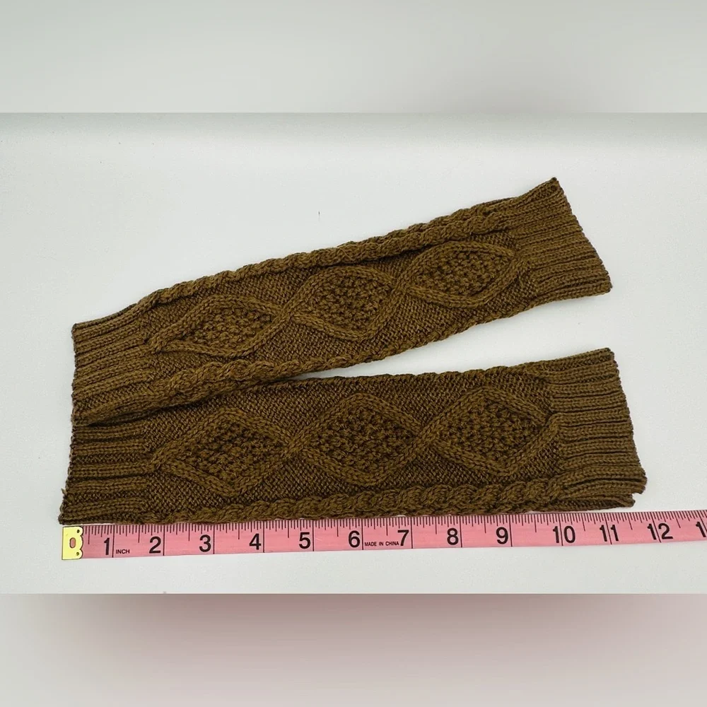 Source Unknown pairs cable knit