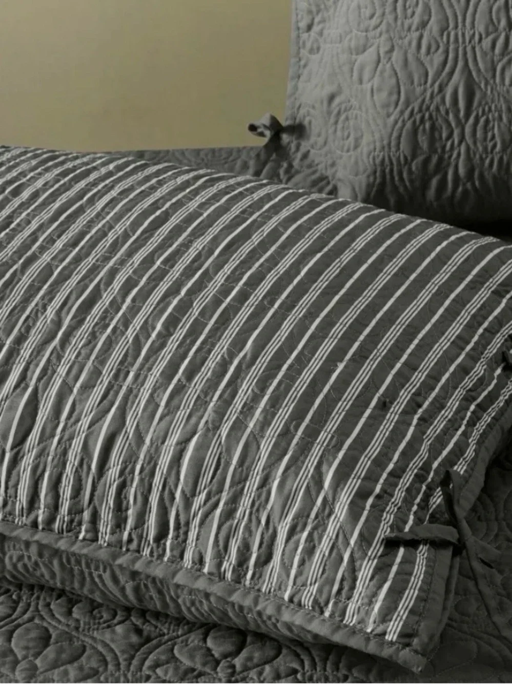N/A pillow cover