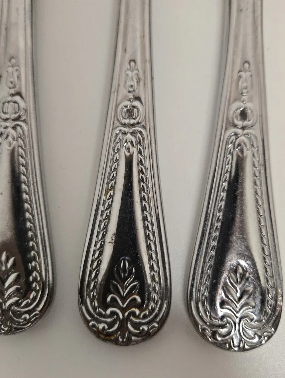 Pfaltzgraff ABIGAIL Stainless 18/8 Flatware 8 Pcs. Knives, Spoons, Forks
