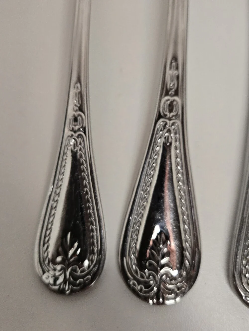 Pfaltzgraff ABIGAIL Stainless 18/8 Flatware 8 Pcs. Knives, Spoons, Forks