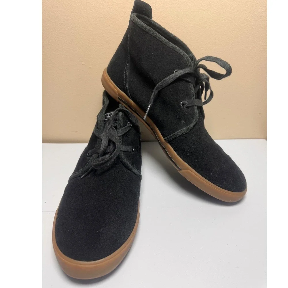 UGG Australia 3304 Black Suede Chukkas Gum Sole Mens 6 Womens 8 Boots‎