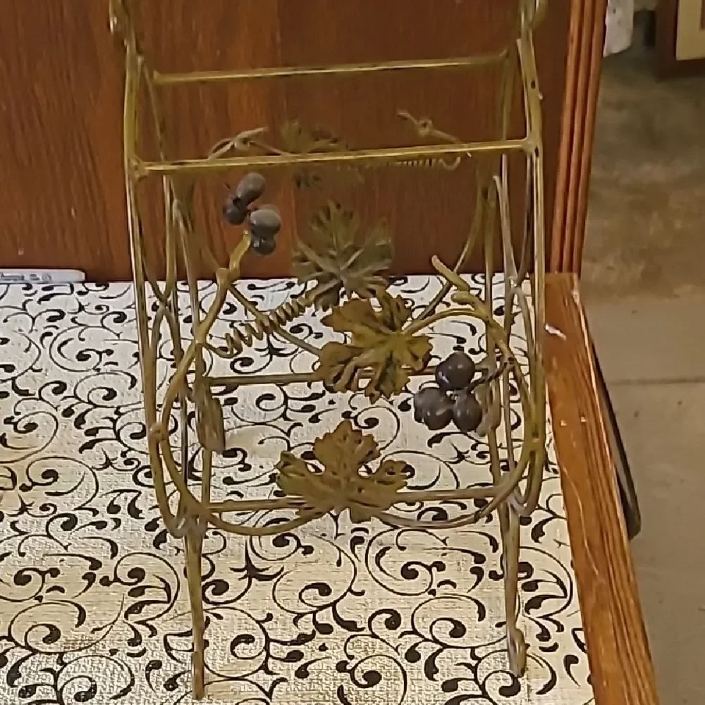 Decorative Table Top Metal Wine Rack with Grape Design