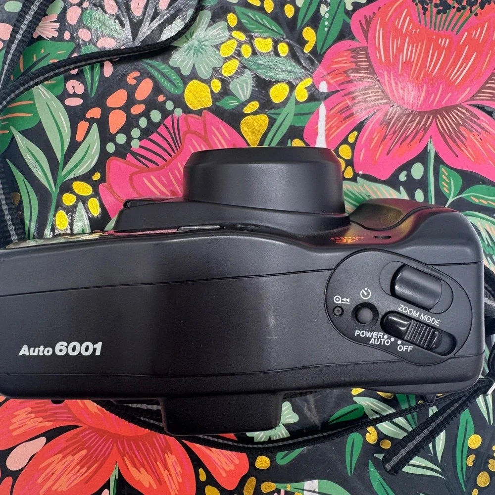 Chinon Auto 6001 35mm Film Camera 38-90mm Zoom AF Multi Point and Shoot Black