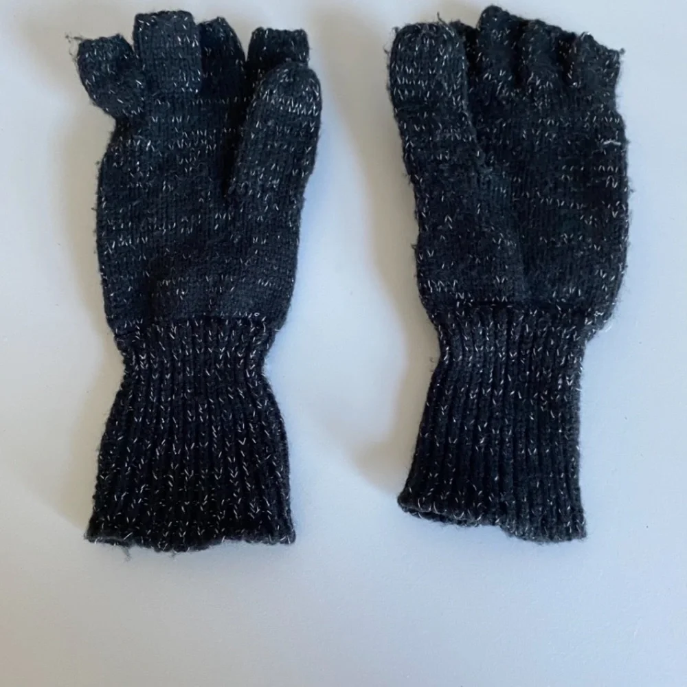 Claires fingerless cat