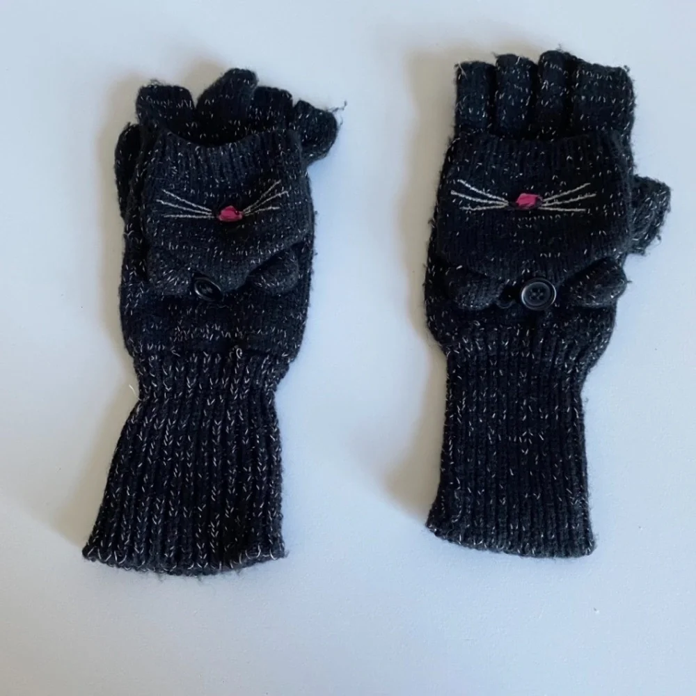 Claires fingerless cat