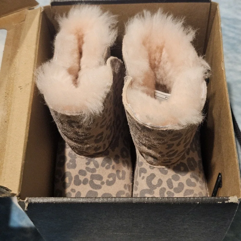 UGG includes side