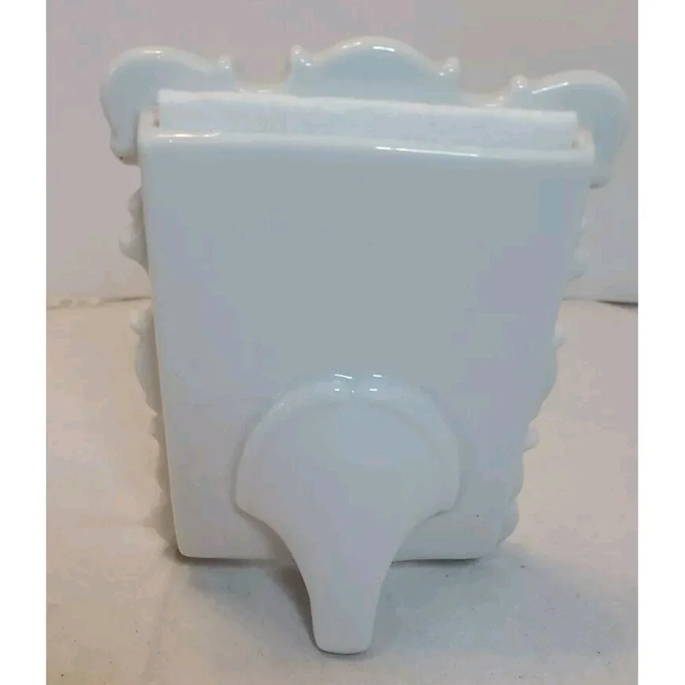 The Unbranded Brand vintage porcelain