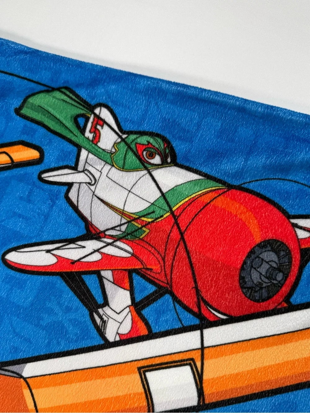 Disney 100% bravo plane