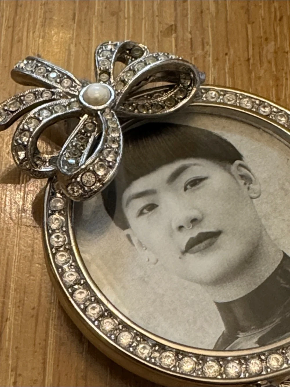 Jay Strongwater Round Photo Frame with Crystal Bow - Rhinestone Accents. Vintage