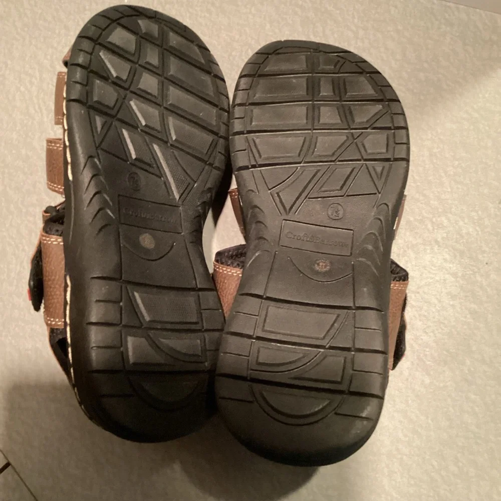 Croft & Barrow Ortholite eco strappy leather sandal,open weave,Velcro close, 7.5