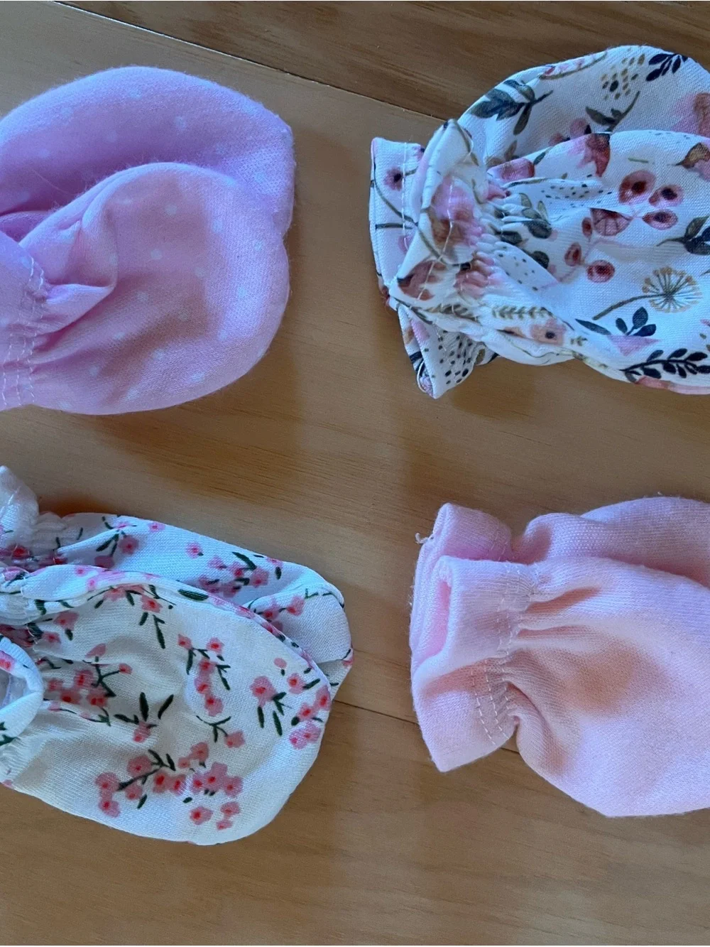 Brand new never been worn 4 pack of baby mittens