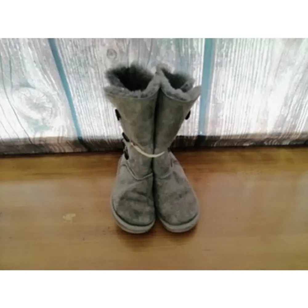 UGG Bailey Button II Kids Gray Mid-Calf Winter Snow Boots Triple‎ Button 3Y