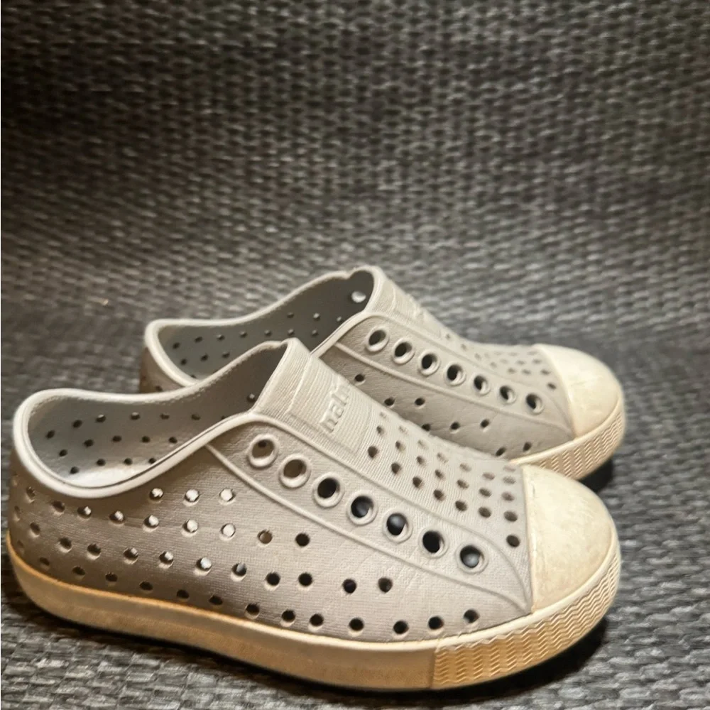 Native Kids Water Shoes in Light Gray