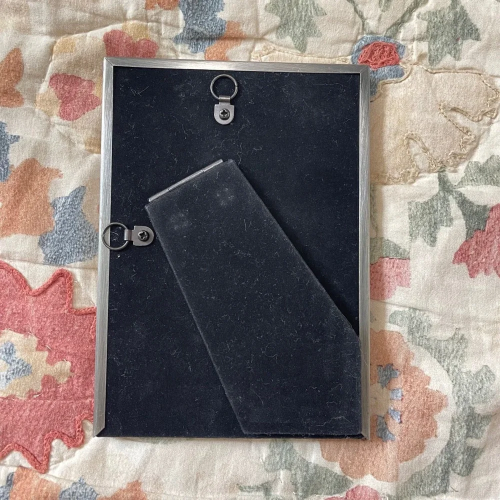 The Unbranded Brand horizontal hang or