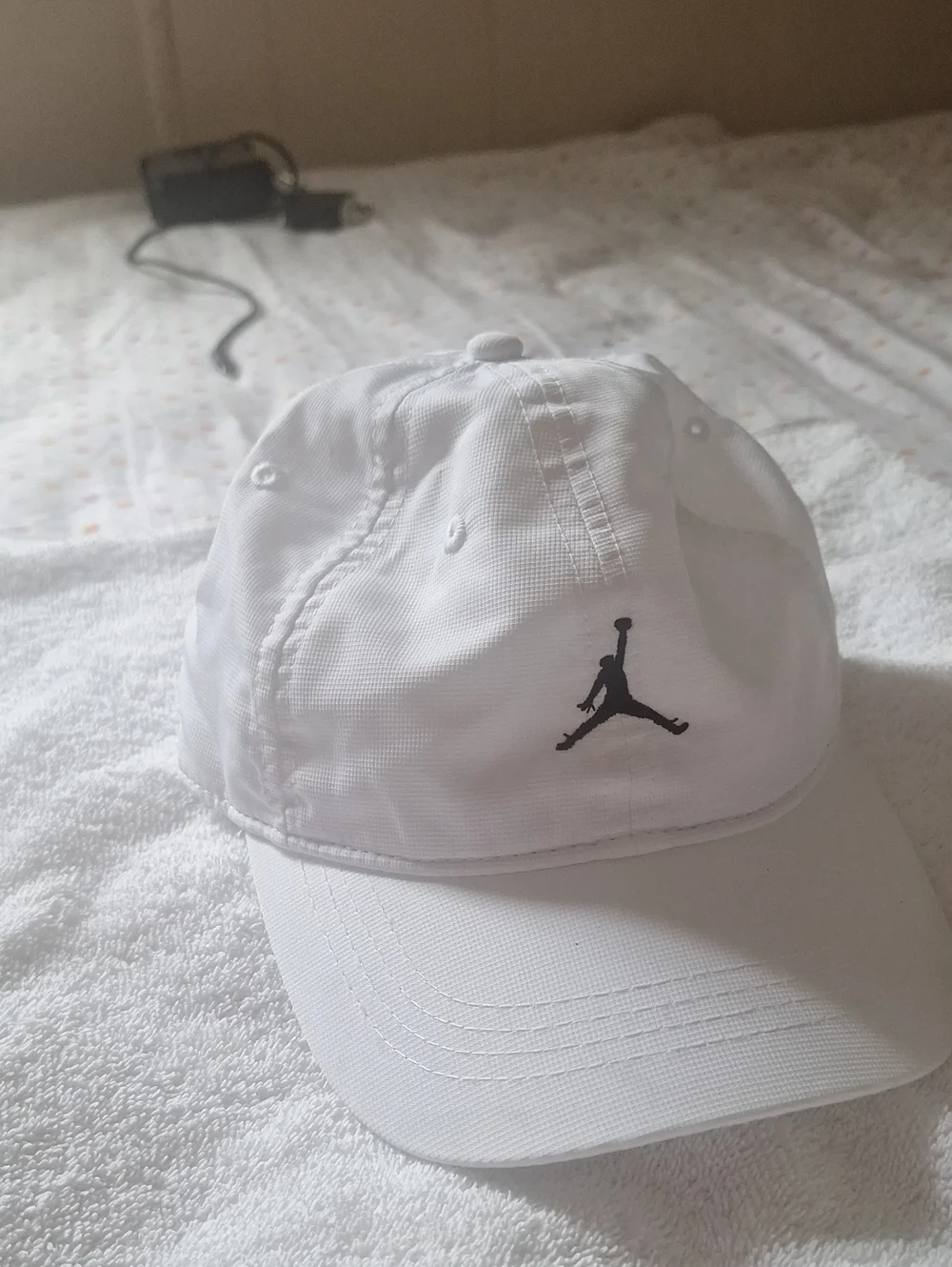 Nike White Cap with Black Jumpman Logo Gorra De Nino