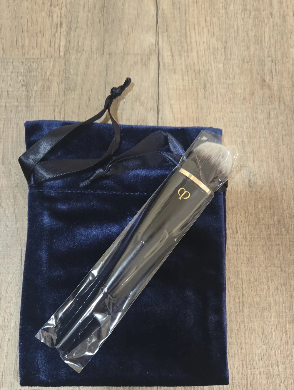 cle de peau Black and Gold Foundation Brush with Navy Velvet Pouch