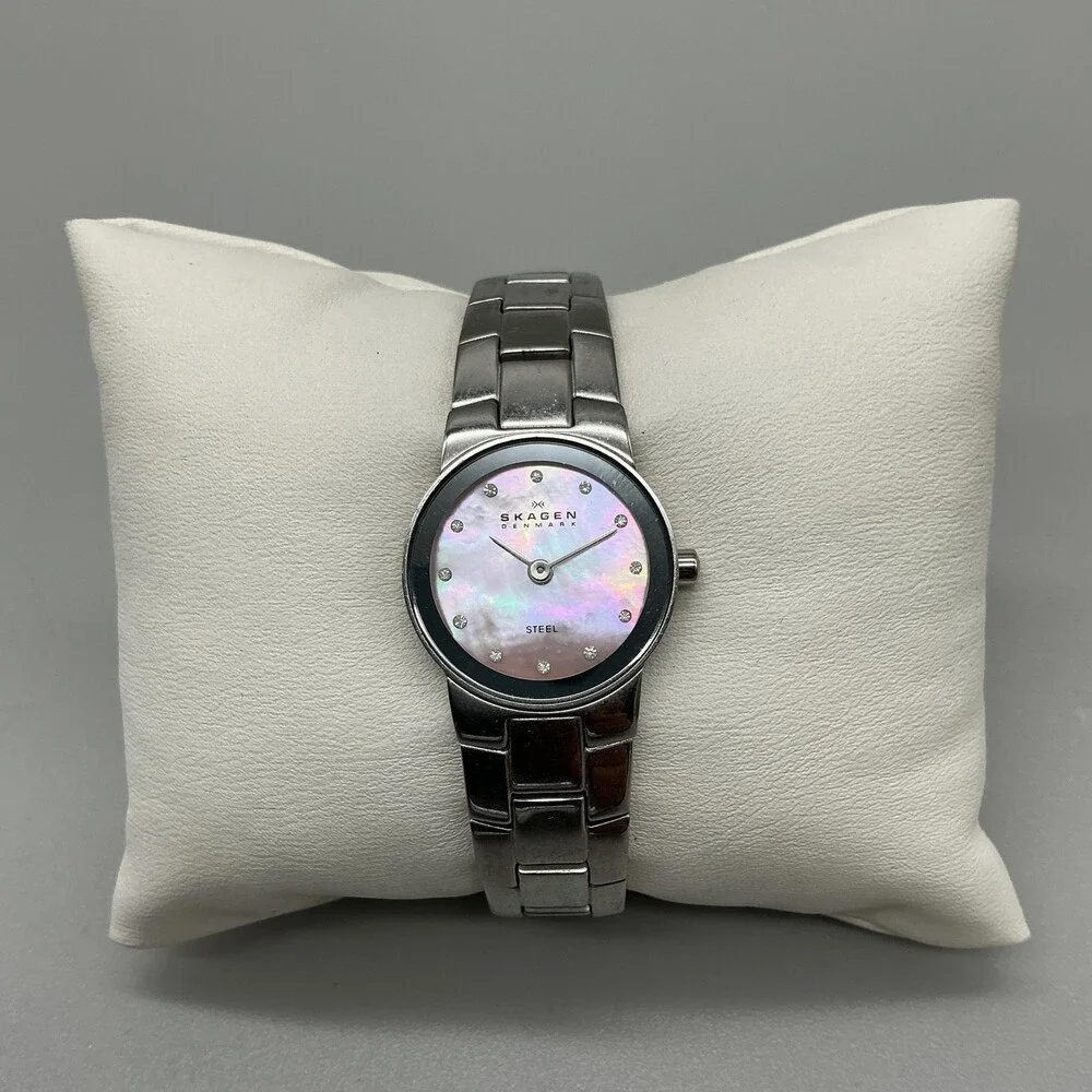 Skagen analog features