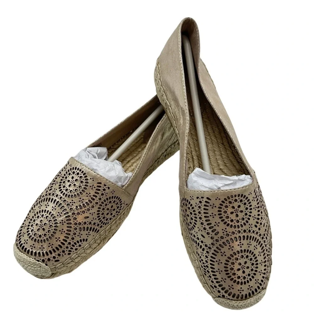 Vince Camuto VC-DALMI Espadrille Flat Women 8M Gold Laser Cut Medallion