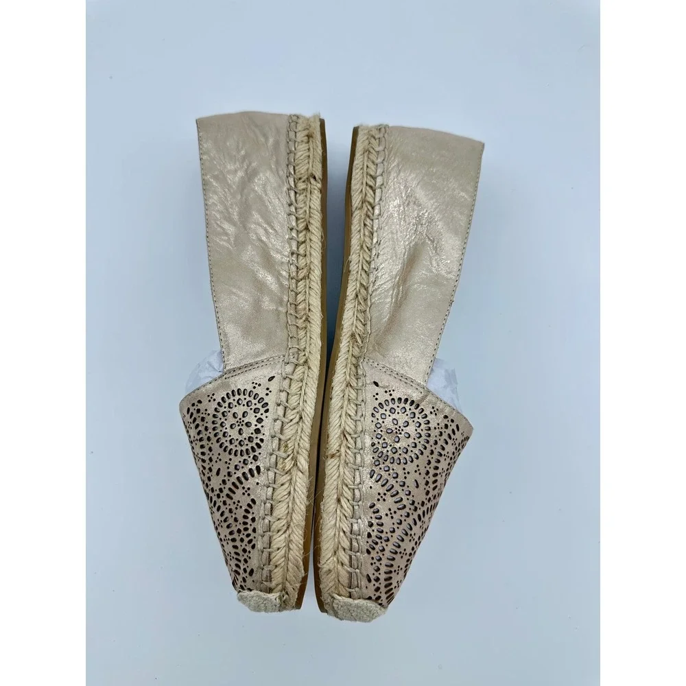 Vince Camuto VC-DALMI Espadrille Flat Women 8M Gold Laser Cut Medallion
